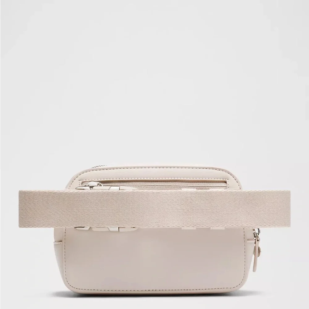 Lululemon Everywhere Belt Bag 1L
Leather Alternative - Picture 2 of 8